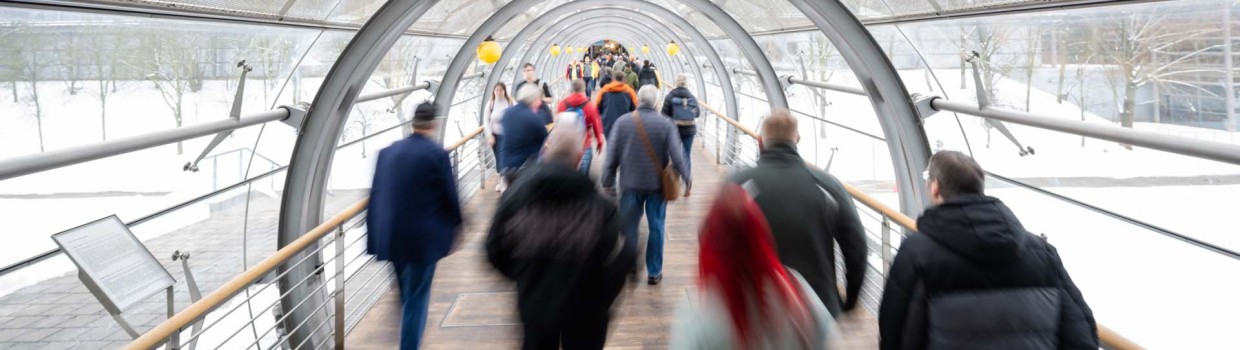 Menschen gehen von der Glashalle in die einzelnen Hallen der Messen HAUS-GARTEN-FREIZEIT und HANDWERK live.