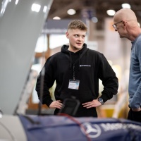 Ein Mann berät einen anderen Mann zu seinem Mercedes Benz