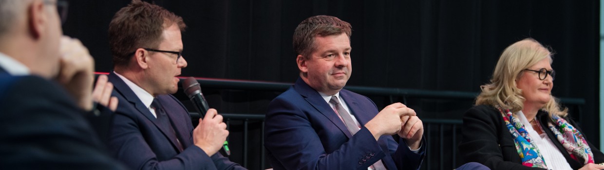 Eine Gruppe von Politikern hält eine Diskussion zum Handwerksforum.