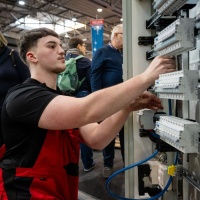 Ein Elektriker arbeitet an einer Verteilerschaltung.