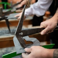 Die Bearbeitung eines Schieferntafle in Form eines Herzens.